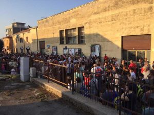 Tarquinia - L'ingresso della scuola elementare affollato di genitori e studenti