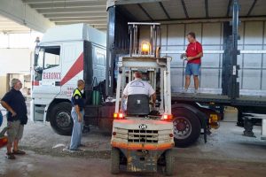 Sisma nel centro Italia - Tarquinia - Un autotreno carico di cibo per i terremotati