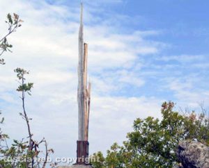 La croce che sovrasta Bagnaia troncata