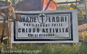 Capodimonte - Il cartello funebre fuori dall'attività commerciale