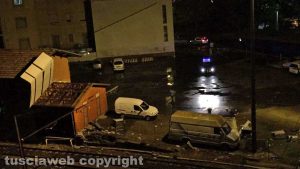 Strada Teverina - Scoperchiato tetto, materiale sulla ferrovia