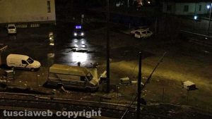 Strada Teverina - Scoperchiato tetto, materiale sulla ferrovia