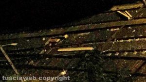 Strada Teverina - Scoperchiato tetto, materiale sulla ferrovia