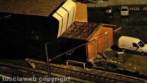 Strada Teverina - Scoperchiato tetto, materiale sulla ferrovia
