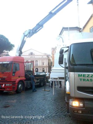 Viterbo - Il trasporto tra mille problemi della macchina di santa Rosa verso il capannone sulla Tuscanese
