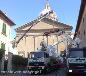 Viterbo - Il trasporto tra mille problemi della macchina di santa Rosa verso il capannone sulla Tuscanese