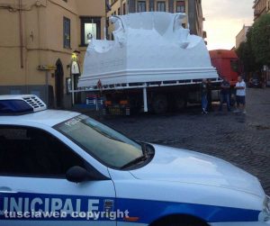 Viterbo - Il trasporto tra mille problemi della macchina di santa Rosa verso il capannone sulla Tuscanese