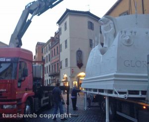 Viterbo - Il trasporto tra mille problemi della macchina di santa Rosa verso il capannone sulla Tuscanese