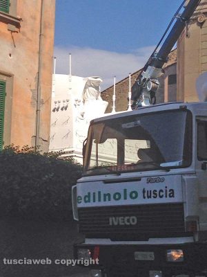 Viterbo - Il trasporto tra mille problemi della macchina di santa Rosa verso il capannone sulla Tuscanese