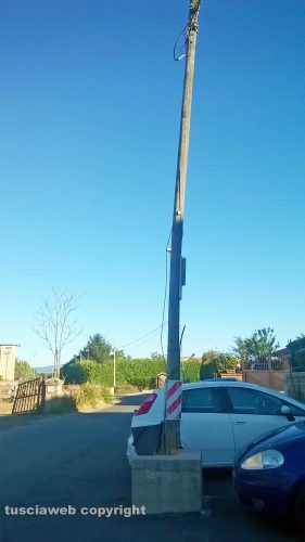 Nepi - Palo del telefono pericolante vicino alle case