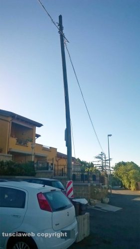 Nepi - Palo del telefono pericolante vicino alle case