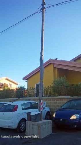 Nepi - Palo del telefono pericolante vicino alle case