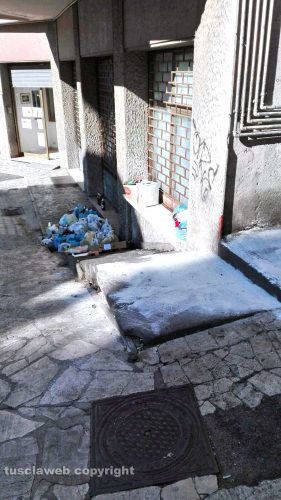 Viterbo - Piazza del sacrario - Rifiuti dietro al monumento dei Caduti