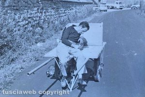 Viterbo - Alfio Pannega durante una pausa dal lavoro