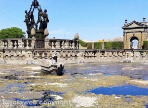Bagnaia - Sporcizia nella fontana di villa Lante