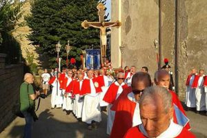San Lorenzo Nuovo - L'uscita straordinaria del Crocifisso