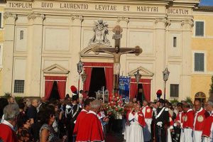 San Lorenzo Nuovo - L'uscita straordinaria del Crocifisso