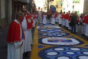 San Lorenzo Nuovo - L'uscita straordinaria del Crocifisso
