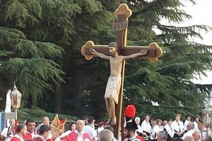 San Lorenzo Nuovo - L'uscita straordinaria del Crocifisso