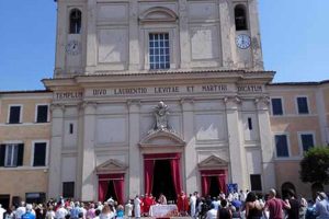 San Lorenzo Nuovo - L'uscita straordinaria del Crocifisso