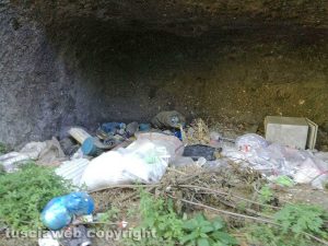 Viterbo - Cumuli di rifiuti e degrado in strada Riello