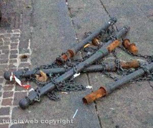 Viterbo - Piazza Fontana Grande - Le transenne in ferro battuto a terra