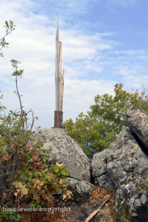 La croce che sovrasta Bagnaia troncata