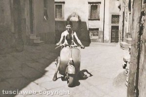 Viterbo - Due cugini su una Vespa nel 1957