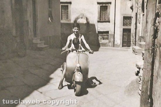 Viterbo - Due cugini su una Vespa nel 1957
