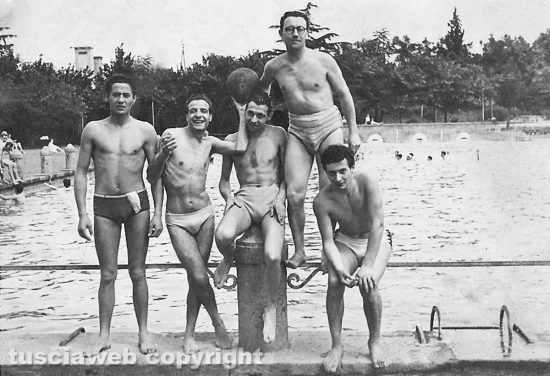 Viterbo - Come eravamo 1947 - Terme comunali (oggi Terme dei Papi), Alfio Lanzi e amici
