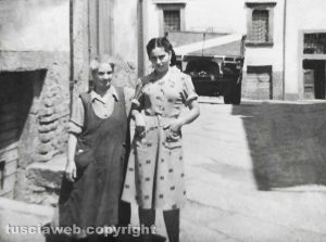 Viterbo - Come eravamo - 1950 - Giulia Achilli e Mafalda Tavani in via del Gallo