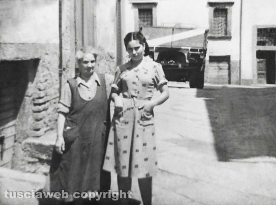 Viterbo - Come eravamo - 1950 - Giulia Achilli e Mafalda Tavani in via del Gallo