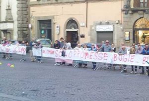 Viterbo - Piazza del Comune - Gare con gli striscioni di protesta
