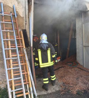 Ronciglione - Incendio in un magazzino di nocciole
