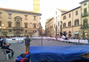 Viterbo - Piazza del Comune - Gare con gli striscioni di protesta