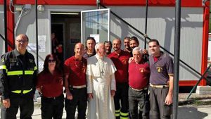 Il papa nei luoghi del sisma incontra il comandante Paduano e i vigili del fuoco