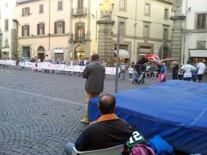 Viterbo - Piazza del Comune - Gare con gli striscioni di protesta