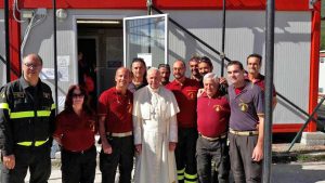 Il papa nei luoghi del sisma incontra il comandante Paduano e i vigili del fuoco