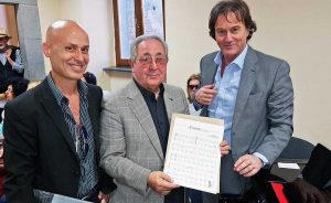 Al centro Stelvio Cipriani con il sindaco Francesco Bigiotti