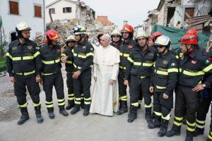 Il papa nei luoghi del sisma incontra il comandante Paduano e i vigili del fuoco