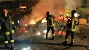 Auto in fiamme - Un intervento dei vigili del fuoco