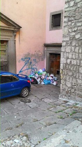 Viterbo - Cumulo di rifiuti in via Valle Faul
