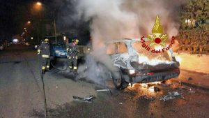 Vigili del fuoco in azione per l'auto in fiamme
