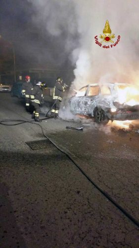 Vigili del fuoco in azione per l'auto in fiamme