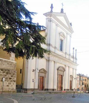 Canino - Transennata la piazza di fronte alla chiesa collegiata