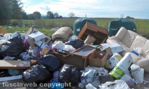 Viterbo - Discarica a cielo aperto tra zona Acquarossa e Ferento