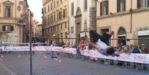 Viterbo - Piazza del Comune - Gare con gli striscioni di protesta