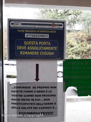 Viterbo - I cartelli affissi a Belcolle