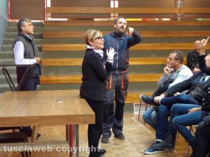 Viterbo - L'assemblea alla scuola Grandori - Vasco Araldi e la preside Marini