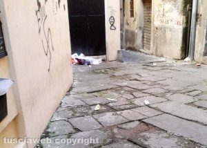 Viterbo - Sporcizia e degrado in via dell'Archetto